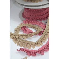 WAVY RUFFLE - WITH POMPONS