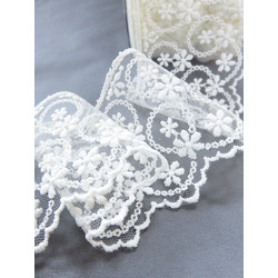 LACE WITH DAISIES - PEARL WHITE