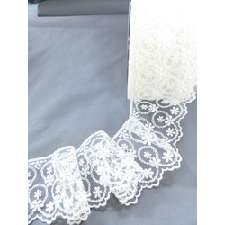 LACE WITH DAISIES - PEARL WHITE