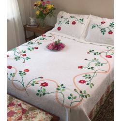 A DOZEN ROSES BEAUTIFUL QUILTS AND PILLOWS