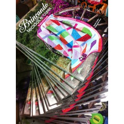 BRINCANDO COM TECIDOS E CORES