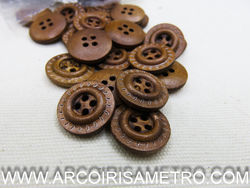 Wooden button - backstitches -15mm