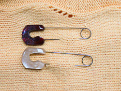 Shawl pin with glitter