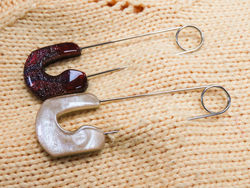 Shawl pin with glitter