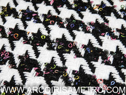 Pied-coq with colorful threads