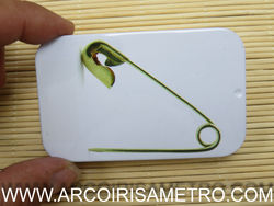 BRASS SAFETY PINS  IN TIN