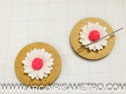 MAGNETIC NEEDLE REST - DAISIES