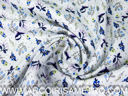 Vaiela com flores azuis