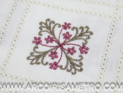 Tecido com quadrados bordados