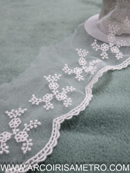 Renda de tule bordada - pérola