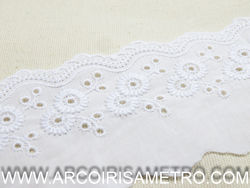 Wavy lace edging with flowers