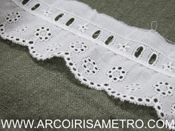 WAVY EMBROIDERES LACE WITH FLOWERS - WHITE