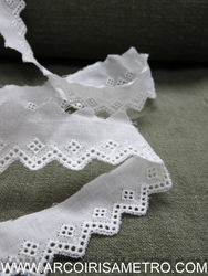 Embroidered lace - Triangles