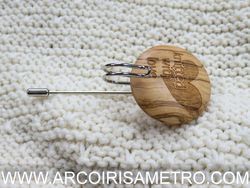 Chest pin for knitting