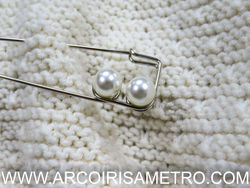 Pin with two pearls