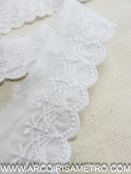 Wavy embroidered lace edging