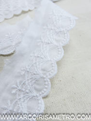 Wavy embroidered lace edging