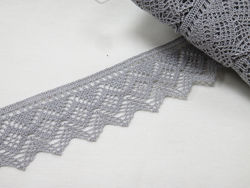 Renda de bicos com losangos - Cinza