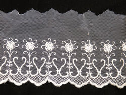 Renda de tule bordada - perola / branco