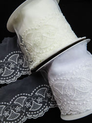 Renda de tule bordada