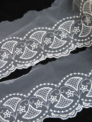 Renda de tule bordada