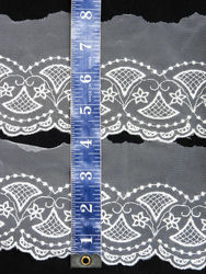 Renda de tule bordada