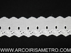 Bordado inglês passa-fita