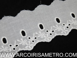 Bordado inglês passa-fita