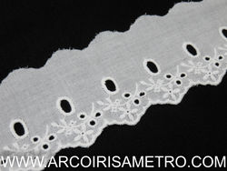 Bordado inglês passa-fita