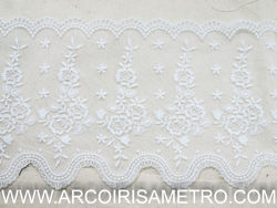 Renda de tule bordada com flores