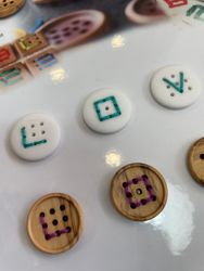 Botão de madeira para ponto cruz