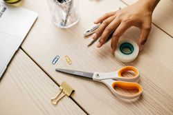 FISKARS - NON-STICK SCISSORS 21CM