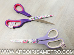 SEWTASTY - TESOURA COM FLORES ROXAS